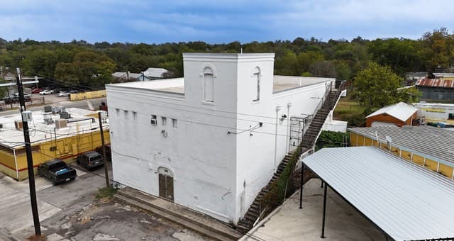 2-bedroom rental at 1426 S New Braunfels Ave in San Antonio, TX — photo 4