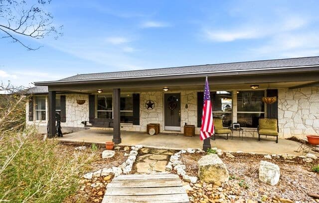4-bedroom rental at 27150 Karsch Rd in Boerne, TX — photo 4