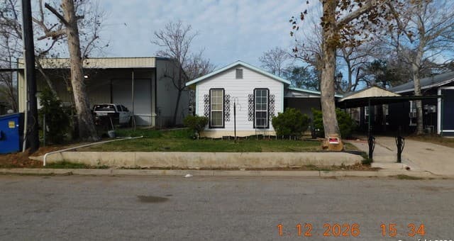 3-bedroom rental at 522 Avenue B in Poteet, TX — photo 2