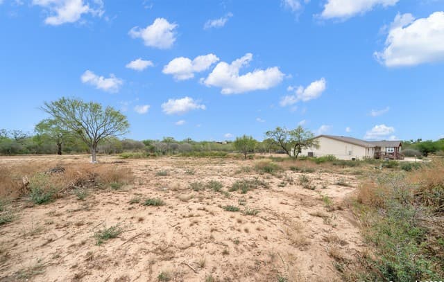 rental at 138 County Road 2665 in Devine, TX — photo 1