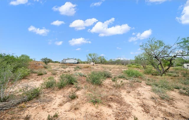 rental at 138 County Road 2665 in Devine, TX — photo 4