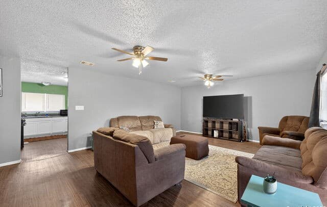 3-bedroom rental at 6715 Middle Oaks in San Antonio, TX — photo 3