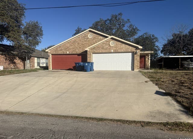rental at 707 Dallas in Pleasanton, TX — photo 1