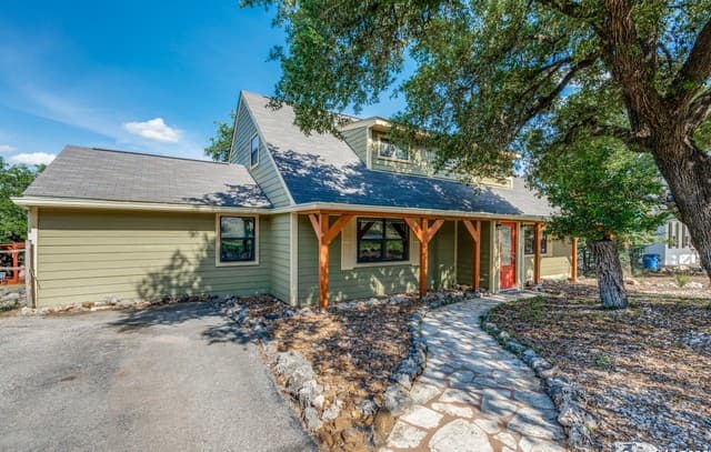 4-bedroom rental at 1609 Winding Creek in Spring Branch, TX — photo 3