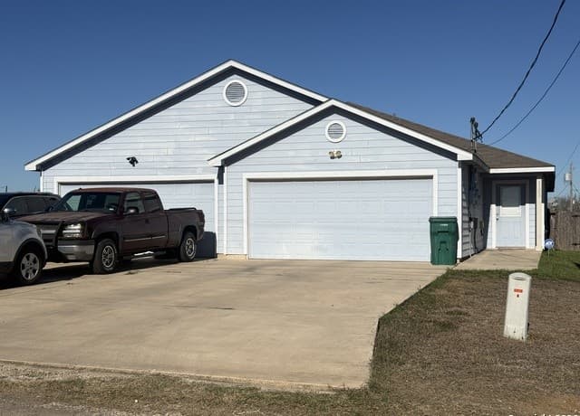 rental at 1103 Maple in Jourdanton, TX — photo 2