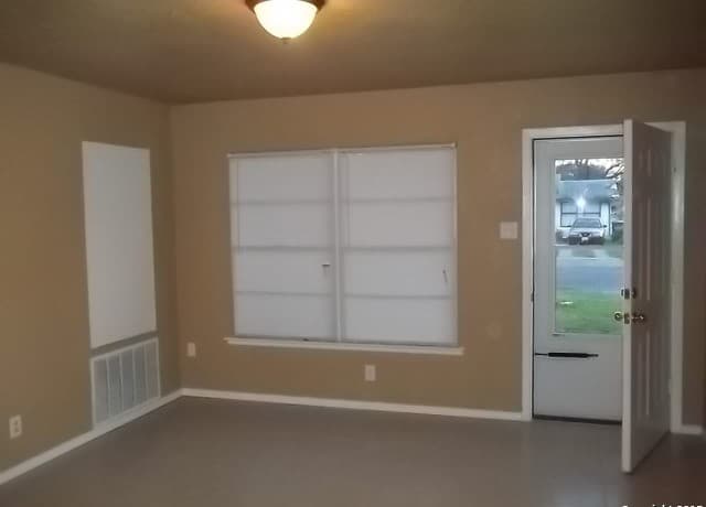 4-bedroom rental at 4251 Wild Oak in San Antonio, TX — photo 2