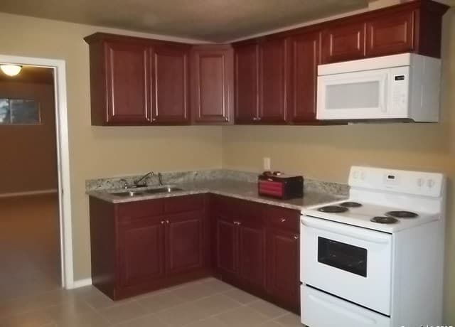 4-bedroom rental at 4251 Wild Oak in San Antonio, TX — photo 3