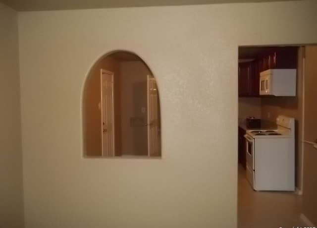 4-bedroom rental at 4251 Wild Oak in San Antonio, TX — photo 4