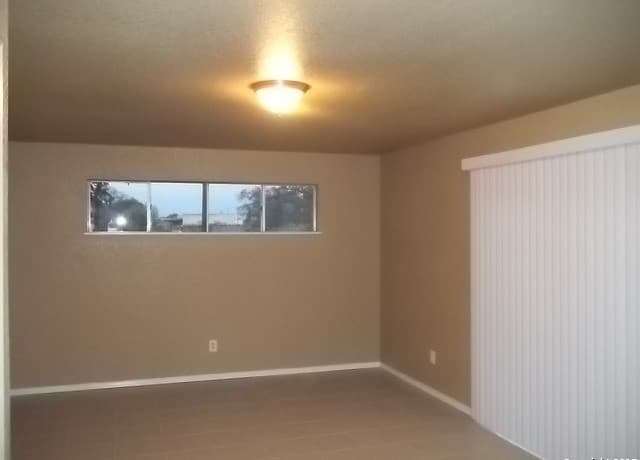 4-bedroom rental at 4251 Wild Oak in San Antonio, TX — photo 5