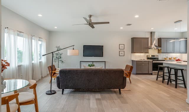 2-bedroom rental at 1226 Wyoming in San Antonio, TX — photo 3