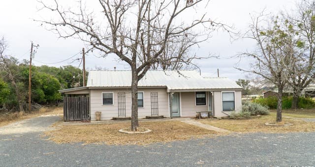 3-bedroom rental at 730 N Main in Utopia, TX — photo 2