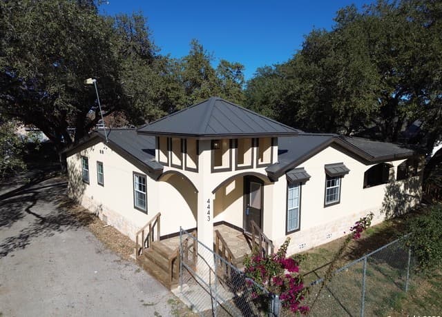 4-bedroom rental at 4443 Palace in Von Ormy, TX — photo 2