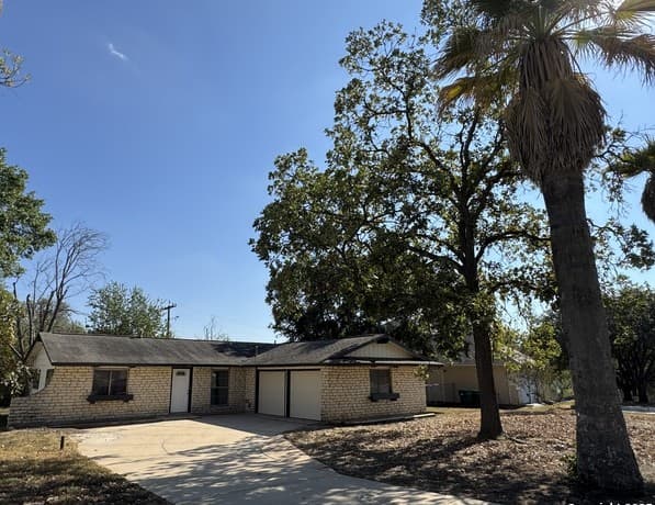 3-bedroom rental at 106 Woodview in Live Oak, TX — photo 2