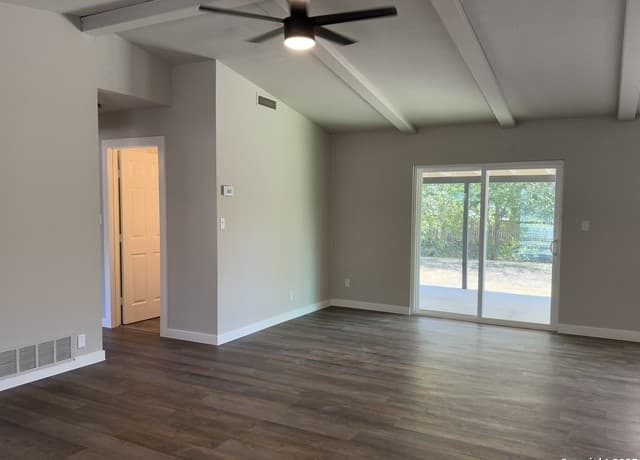 3-bedroom rental at 106 Woodview in Live Oak, TX — photo 5