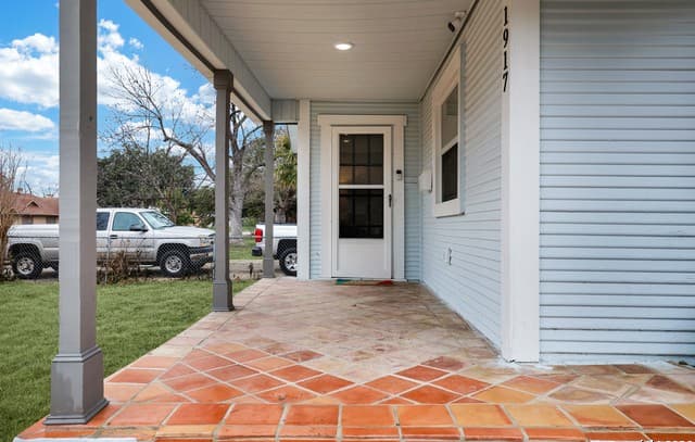 3-bedroom rental at 1917 W Huisache in San Antonio, TX — photo 2