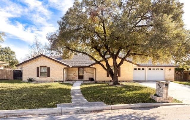 4-bedroom rental at 614 Moorside in Windcrest, TX — photo 1