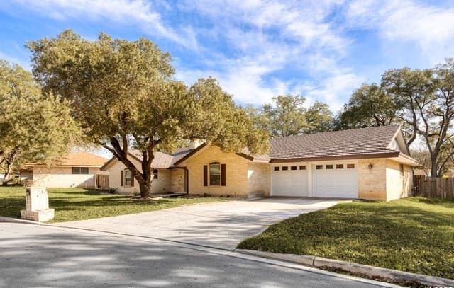 4-bedroom rental at 614 Moorside in Windcrest, TX — photo 2