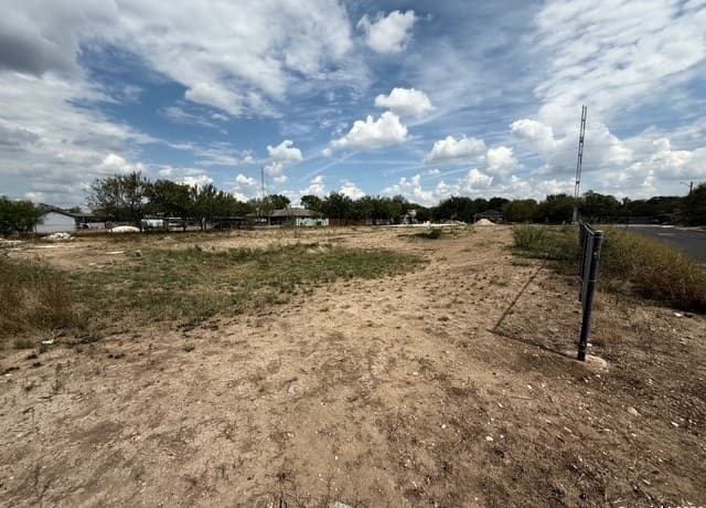rental at 2223 Menefee Blvd in San Antonio, TX — photo 4