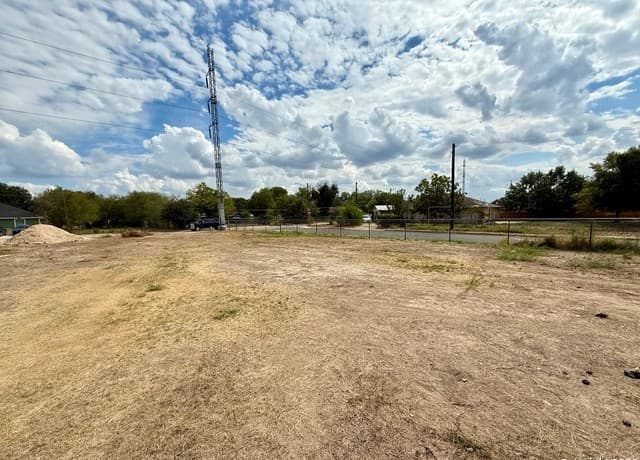 rental at 2215 Menefee Blvd in San Antonio, TX — photo 1