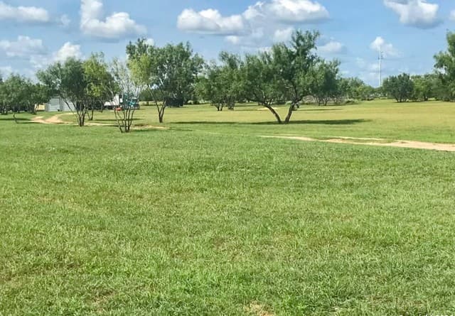 rental at 1460 County Road 1660 in Moore, TX — photo 1