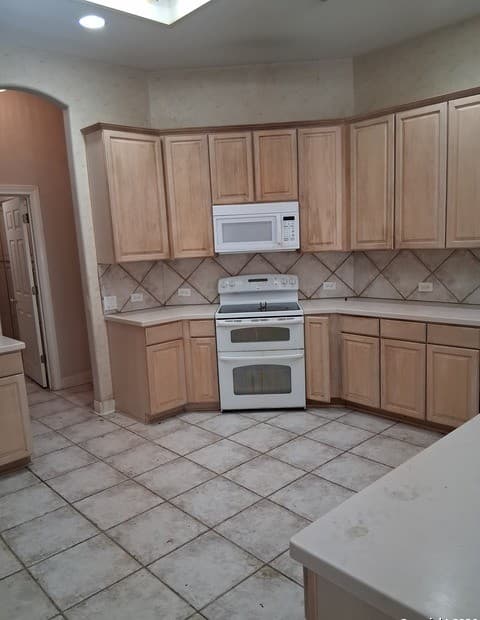 4-bedroom rental at 13306 Ming Heights in San Antonio, TX — photo 5