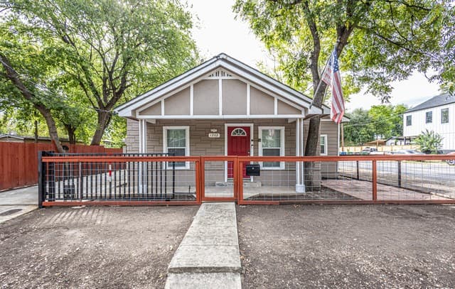4-bedroom rental at 1202 N Center in San Antonio, TX — photo 1