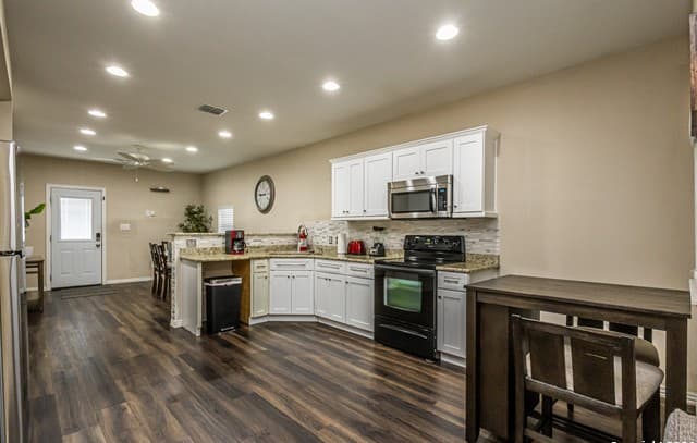 4-bedroom rental at 1202 N Center in San Antonio, TX — photo 5