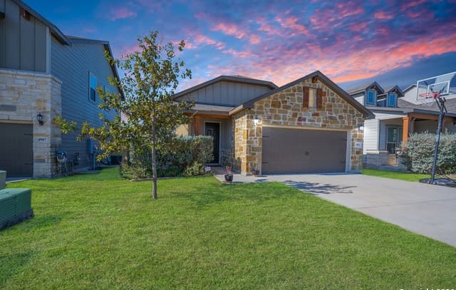 3-bedroom rental at 4911 Ranahan Pass in St Hedwig, TX — photo 2