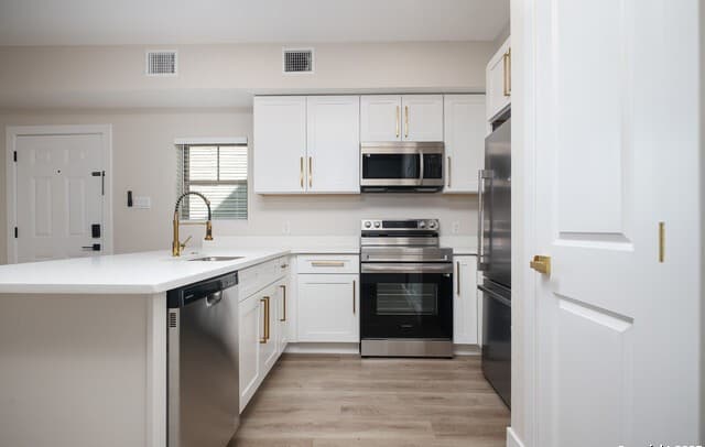 2-bedroom rental at 1644 Mistletoe Unit 201 in San Antonio, TX — photo 3