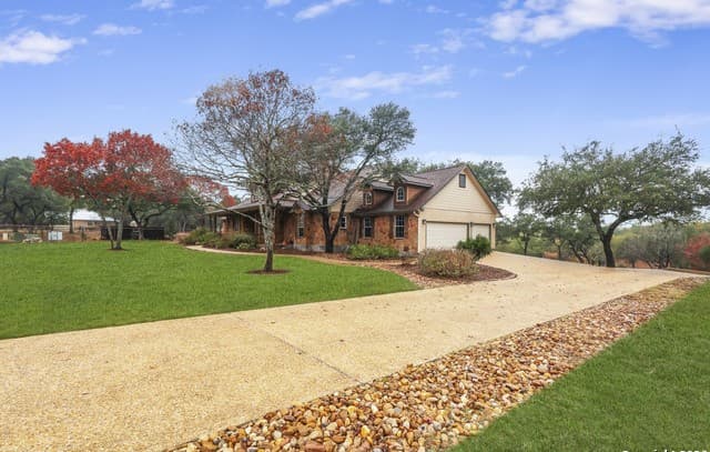 3-bedroom rental at 122 Lantana Cerro in Spring Branch, TX — photo 4