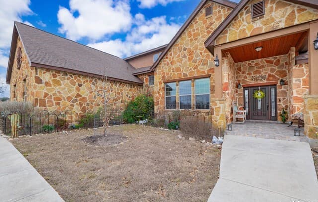 4-bedroom rental at 103 Rio Grande Dr in Blanco, TX — photo 3