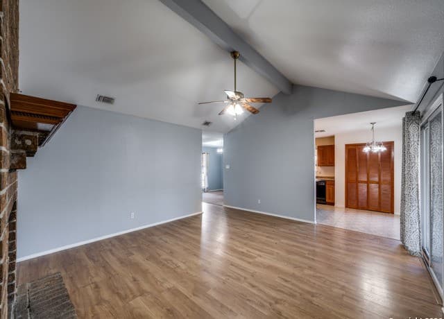 3-bedroom rental at 206 Meadowland in Universal City, TX — photo 3