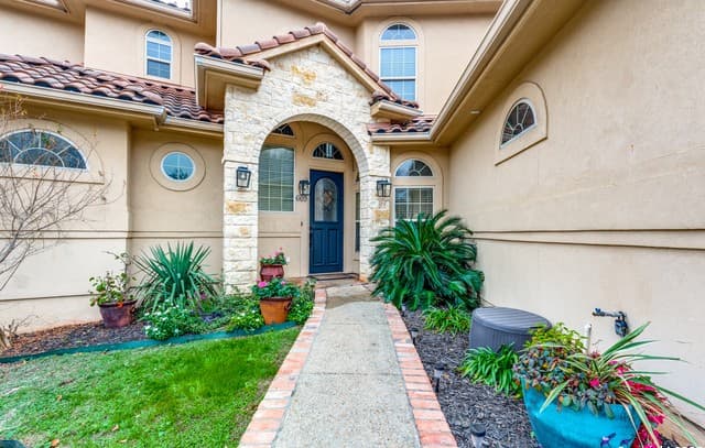 5-bedroom rental at 603 Hillsong in San Antonio, TX — photo 4