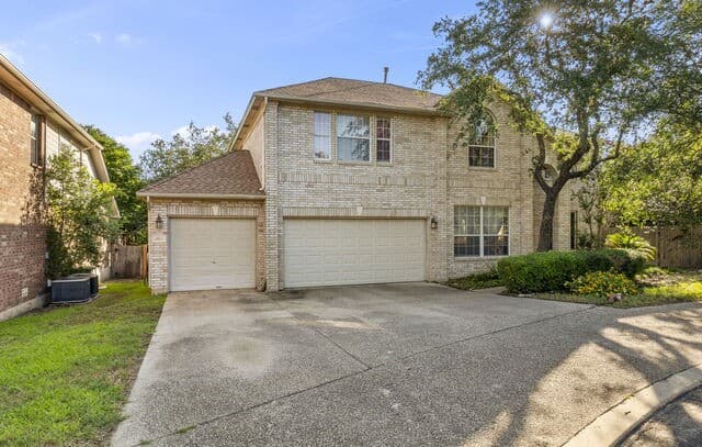 4-bedroom rental at 2611 Menard in San Antonio, TX — photo 2