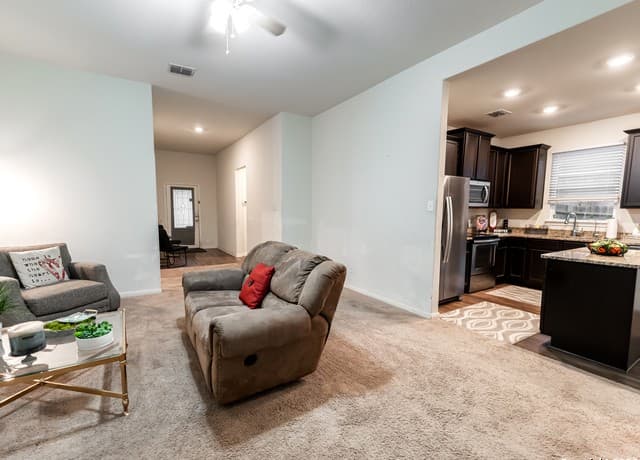 3-bedroom rental at 6210 Underwood in San Antonio, TX — photo 2