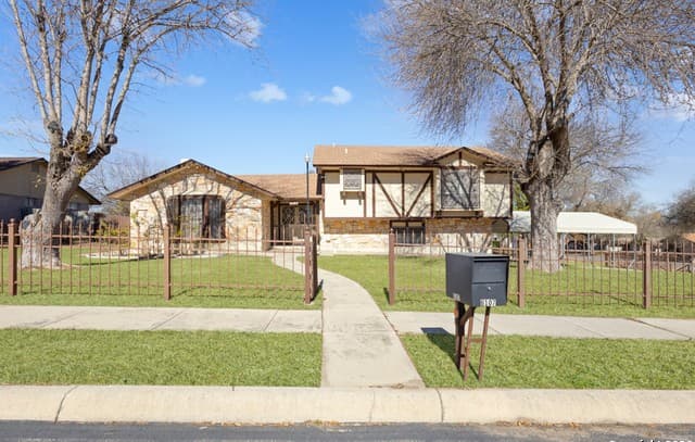 3-bedroom rental at 6107 Town Wood in San Antonio, TX — photo 2