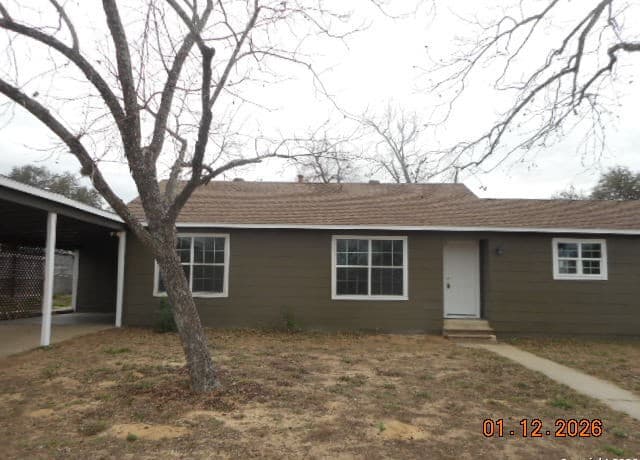 4-bedroom rental at 1012 Anna Dr in Pleasanton, TX — photo 2