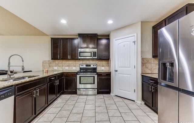 4-bedroom rental at 8816 Belgian in San Antonio, TX — photo 5