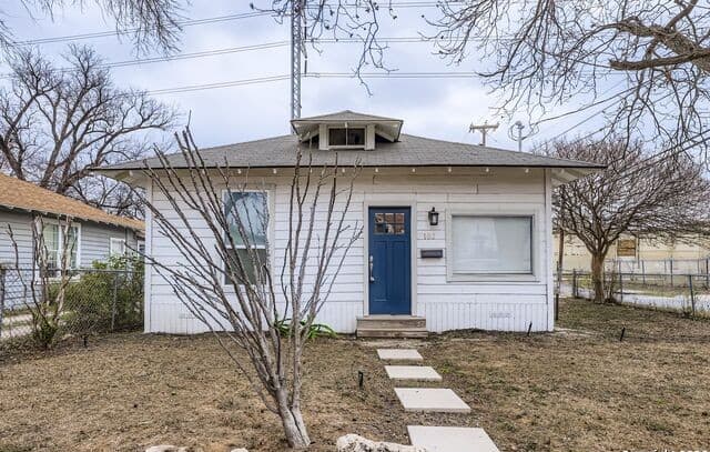 3-bedroom rental at 102 Aganier in San Antonio, TX — photo 1