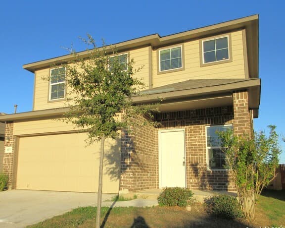 5-bedroom rental at 133 Middle Green in Floresville, TX — photo 1