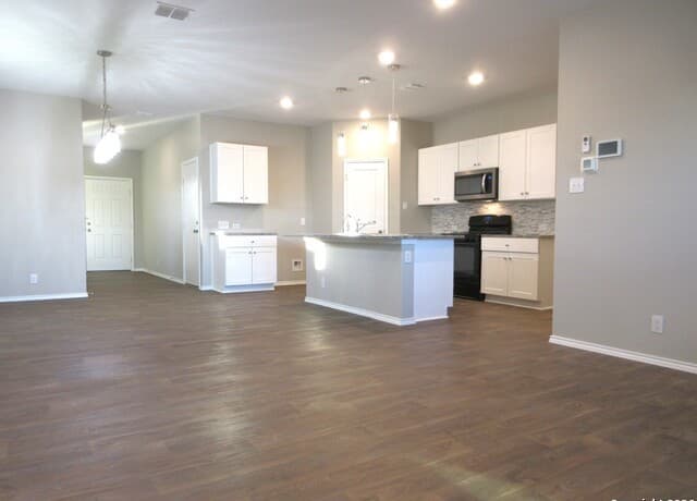 5-bedroom rental at 133 Middle Green in Floresville, TX — photo 3