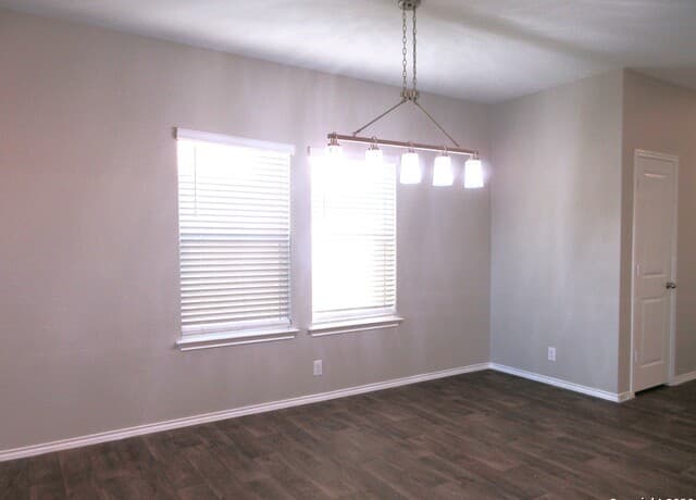 5-bedroom rental at 133 Middle Green in Floresville, TX — photo 4