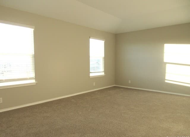 5-bedroom rental at 133 Middle Green in Floresville, TX — photo 5