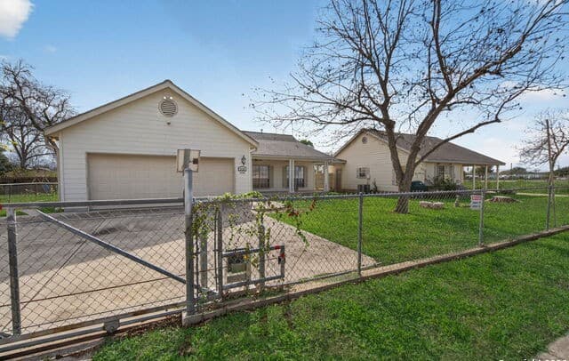 5-bedroom rental at 4530 Winneway in San Antonio, TX — photo 5