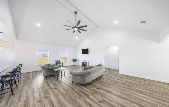 4-bedroom rental at 105 Hidden Cove in Floresville, TX — photo 5