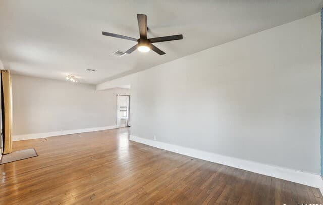 3-bedroom rental at 1031 Schley Ave in San Antonio, TX — photo 3