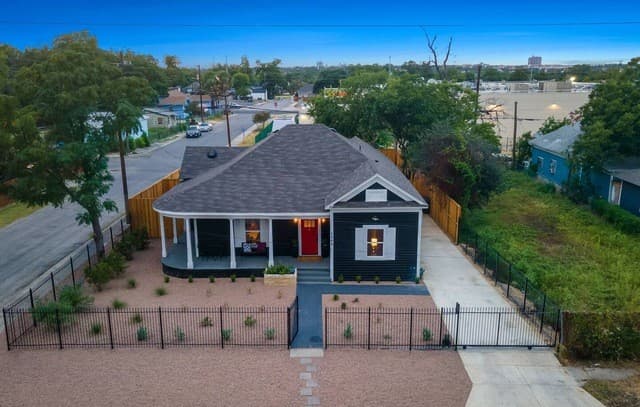 3-bedroom rental at 1503 E Crockett St, in San Antonio, TX — photo 2