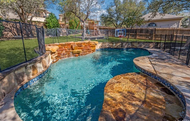 4-bedroom rental at 24011 Seven Winds in San Antonio, TX — photo 2