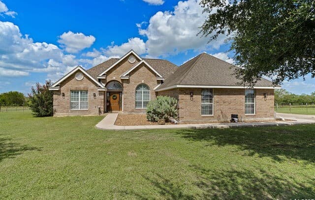 3-bedroom rental at 788 County Road 140 in Floresville, TX — photo 1