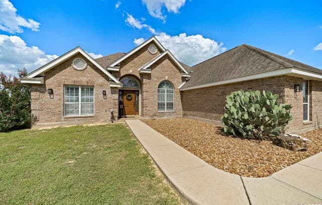 3-bedroom rental at 788 County Road 140 in Floresville, TX — photo 2